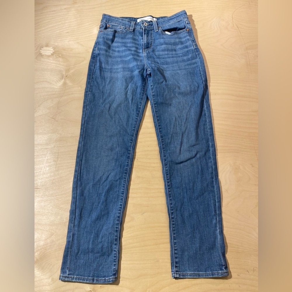 Signature Levi’s Mid Rise Boyfriend Jeans Size 6 (AO)